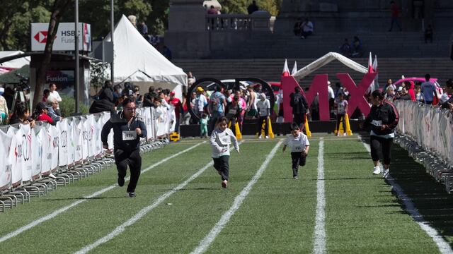 Niños ejercitándose en la Ciudad de México