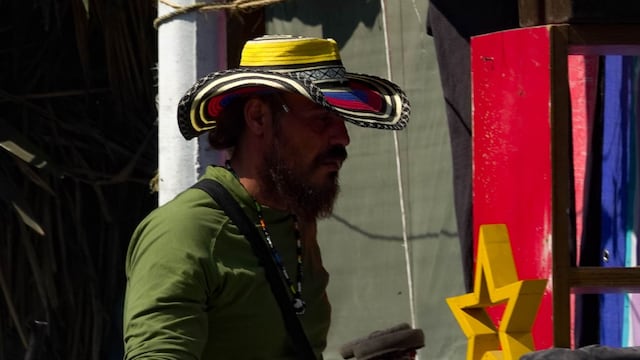 Desde la venta ambulante en puestos semifijos y hasta como repartidores por aplicación, migrantes de origen venezolano se mantienen trabajando en nuestro país