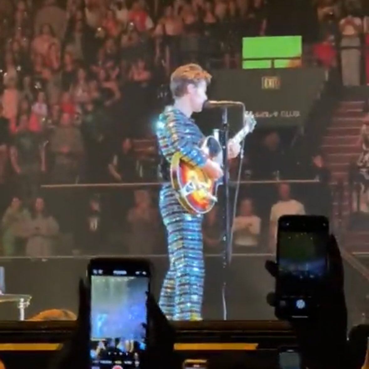 Bad Bunny le tira corazones a Harry Styles en concierto y qué bonito fue (VIDEO)