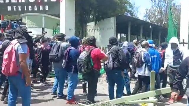 Manifestantes en la Puerta 1, del Campo Militar 1