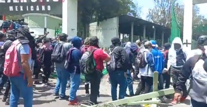 Manifestantes en la Puerta 1, del Campo Militar 1