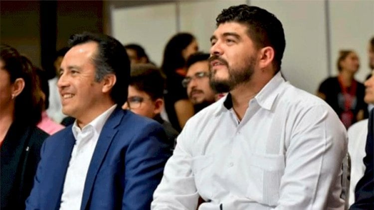 Zenzayen Roberto Escobar García y el gobernador de Veracruz Cuitláhuac Garacía. / tomada de internet