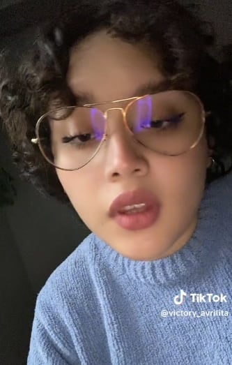Joven contando en TikTok tragedia viral cuando fue arrastrada por la lluvia