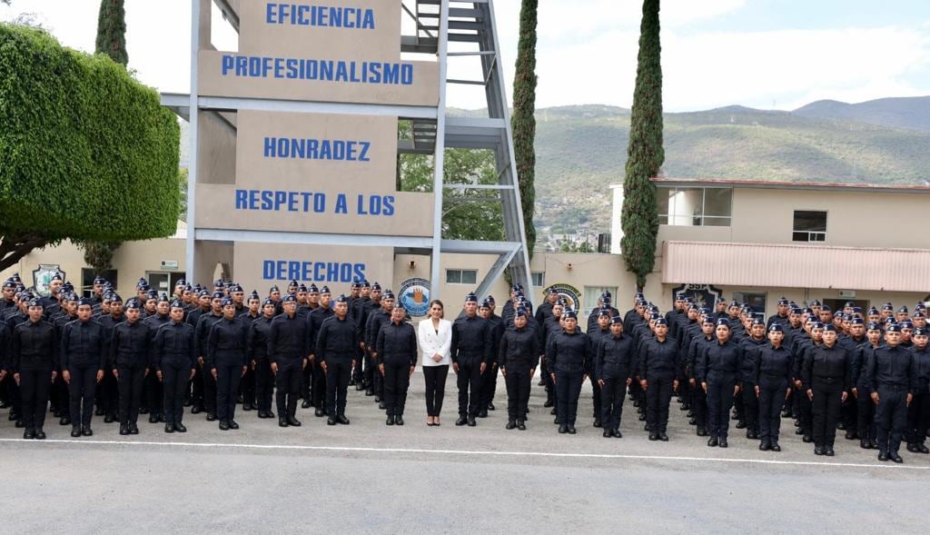Evelyn Salgado celebra la graduación de 186 cadetes de la Unipol