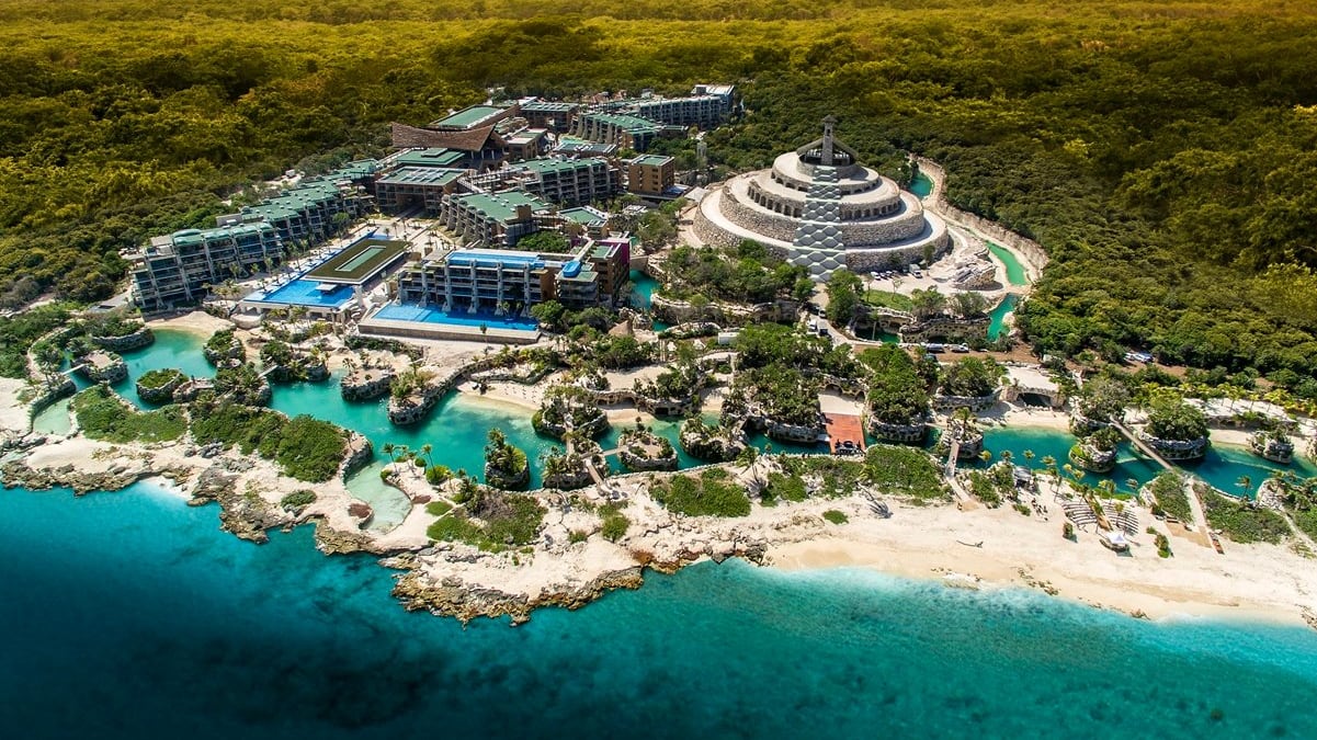 Empleado de Hotel Xcaret insulta a mujer que se registró para pedir informes