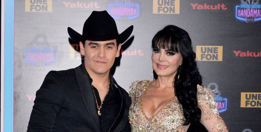 Julián Figueroa junto a su madre Maribel Guardia