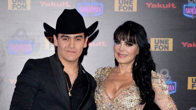 Julián Figueroa junto a su madre Maribel Guardia