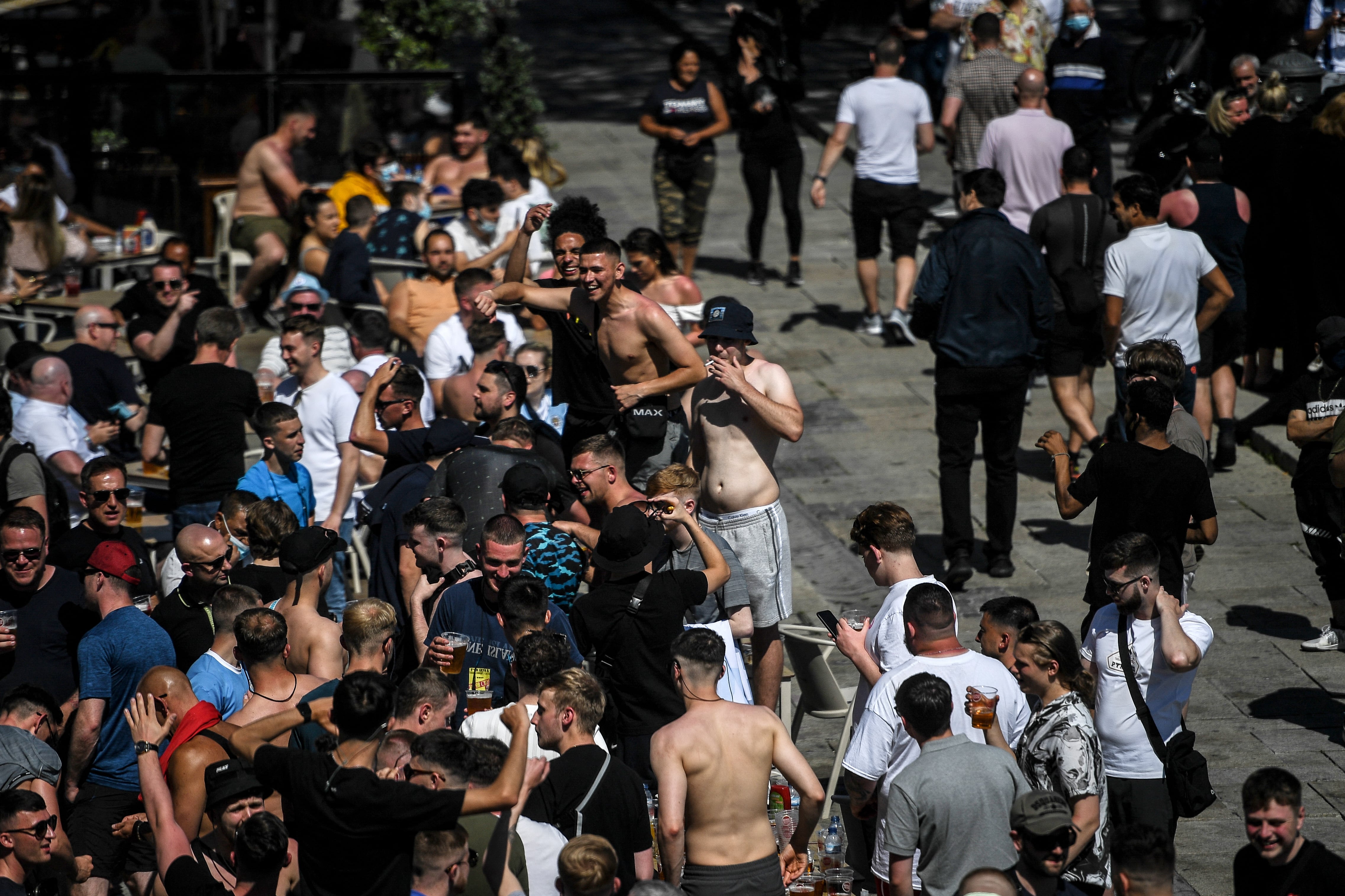 Fans beben cerveza en las calles de Oporto