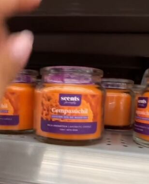 Vela aromática con olor a cempasúchil en Walmart