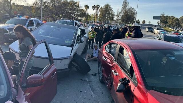 Cybertruck chocó contra 6 autos tras persecución en Tijuana