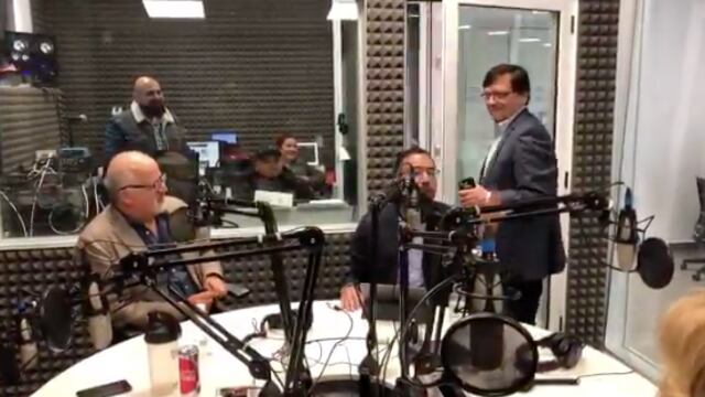 Arreola abandona mesa de debate en El Heraldo Radio.