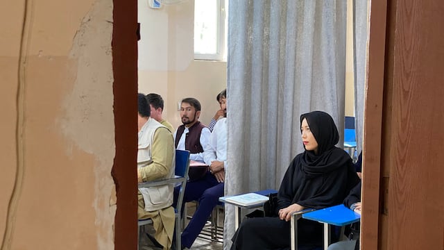 Universidades en Afganistán separan con una cortina a hombres y mujeres