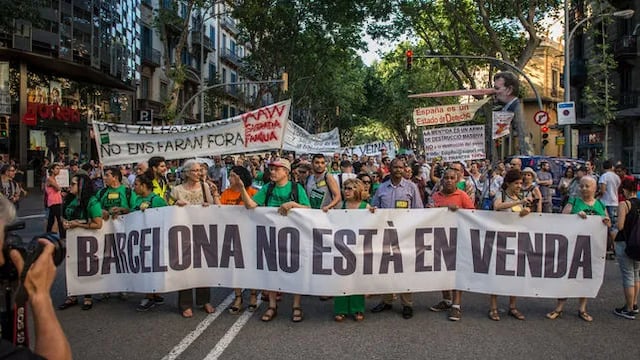 Manifestantes en Barcelona por gentrificación y precio de rentas