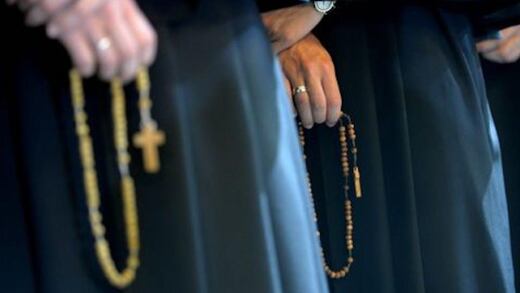 Dos sacerdotes buscan la bendición del Papa Francisco para formar una familia; ya se unieron en matrimonio civil