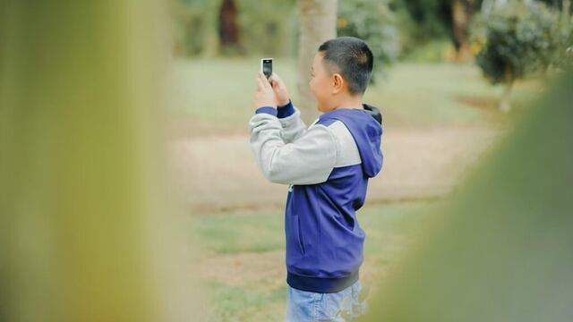 Niño jugando con celular.