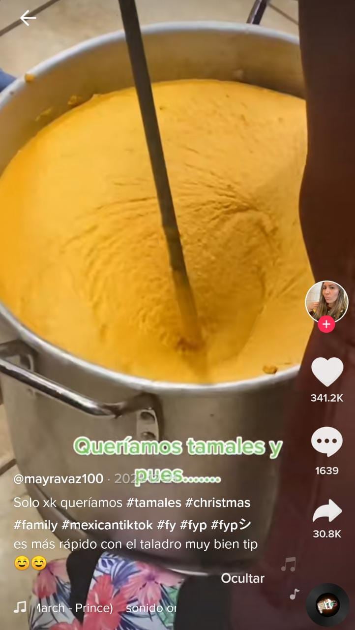 Familia prepara tamales con un taladro