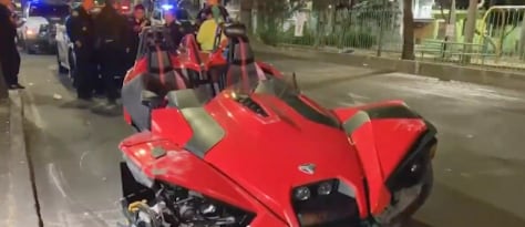 Accidente en CDMX; auto Polaris choca contra camellón