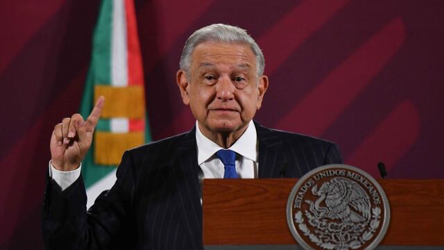 AMLO no se mete en pleito entre Marcelo Ebrard y Morena