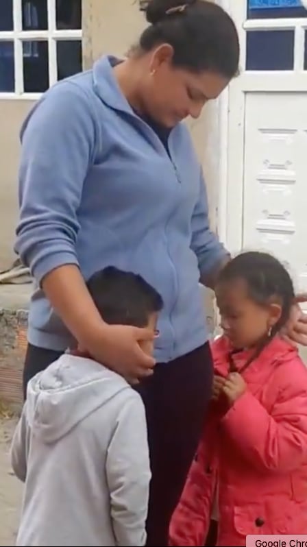 Niño le lleva serenata a su mamá