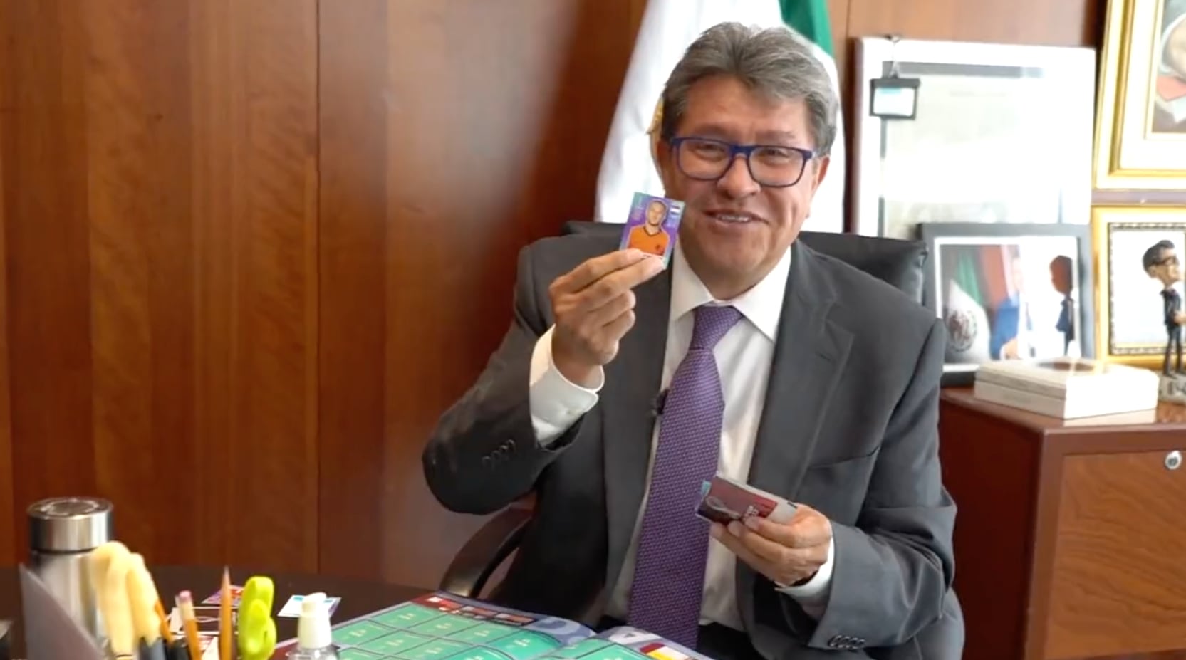 Ricardo Monreal compró su álbum Panini del Mundial de Qatar 2022