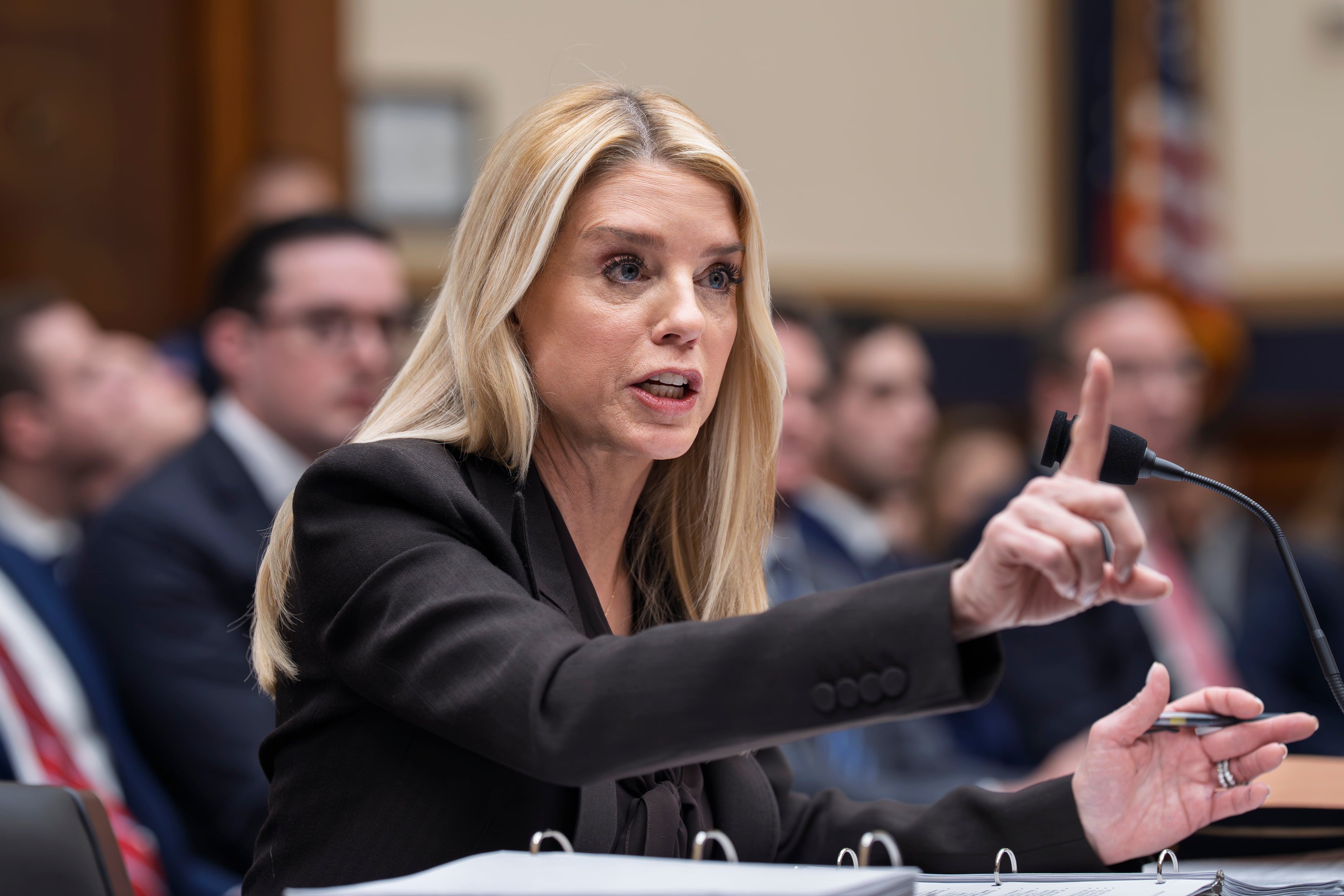 Pam Bondi enfrenta acusaciones de perjurio en caso Epstein