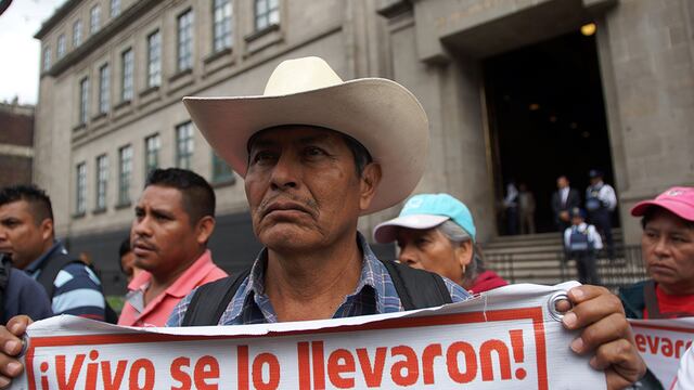Bernardo Campos en protesta por los normalistas de Ayotzinapa.