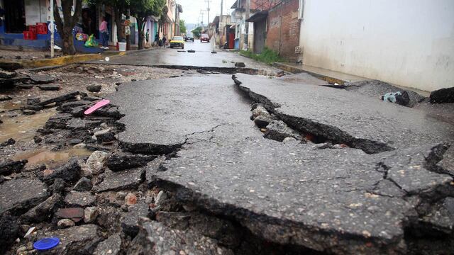 La lluvia de esta mañana provocó el desborde de una barranca en la colonia Santa Martha.