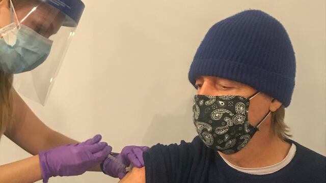 Paul McCartney recibe la vacuna anti Covid-19