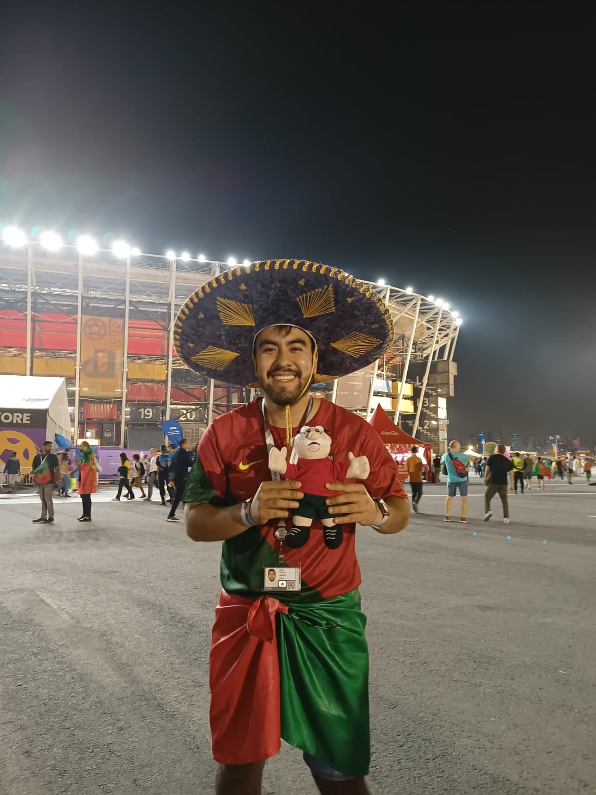 Fan lleva peluche del Dr. Simi de Cristiano Ronaldo