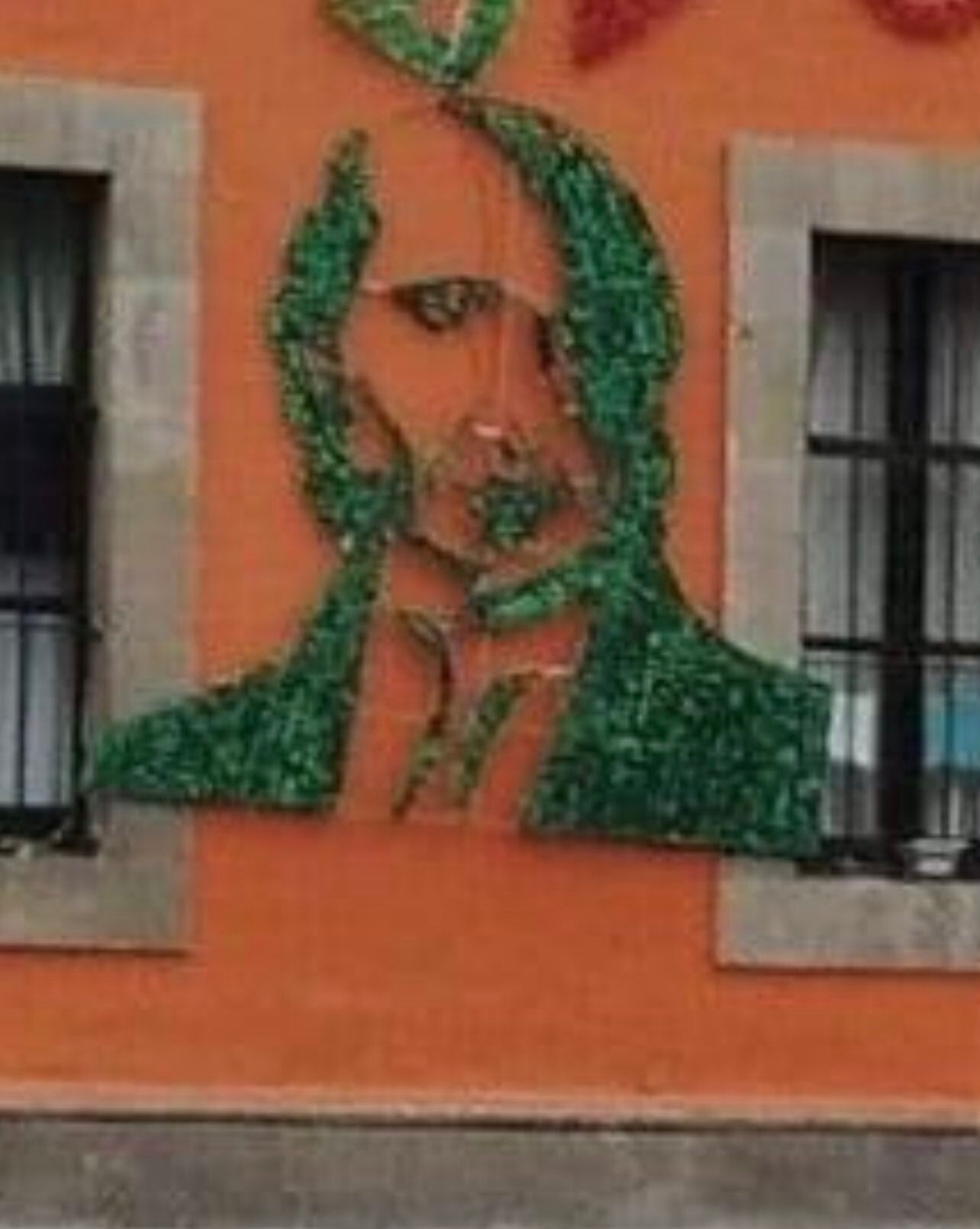 Adorno de Miguel Hidalgo que parece Marilyn Manson