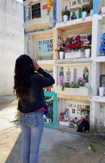 Visita a su abuelo en el panteón para avisarle que se graduó