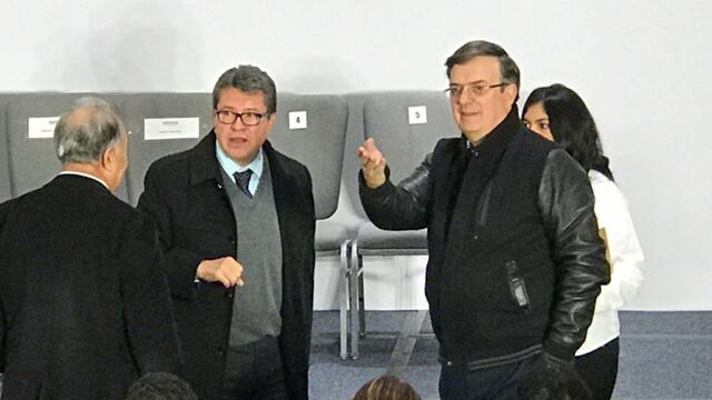 Ricardo Monreal (izq) y Marcelo Ebrard (der) van con AMLO