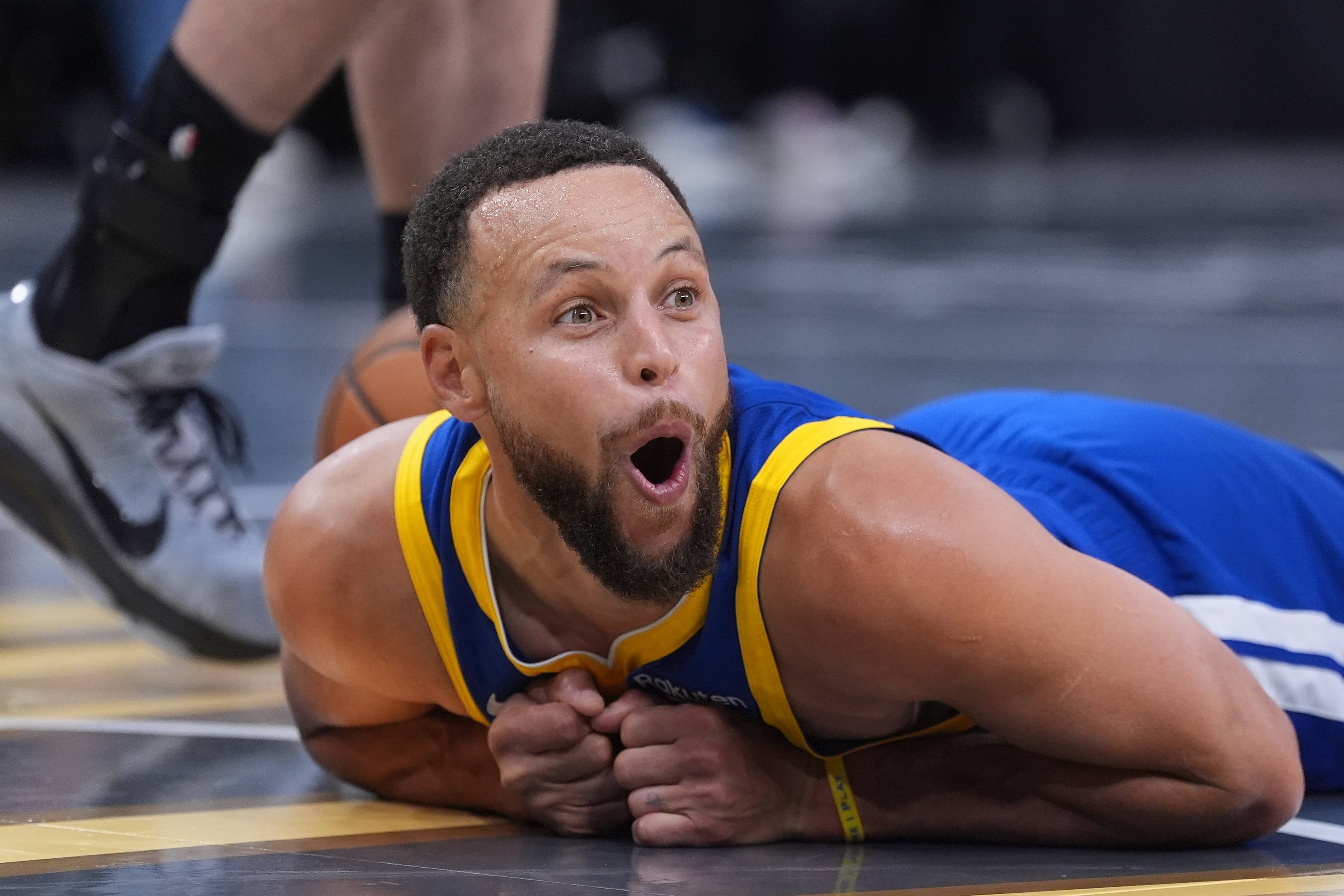 Bombazo en la NBA: Stephen Curry terminó su contrato con Under Armour y ya fue visto usando tenis Nike.