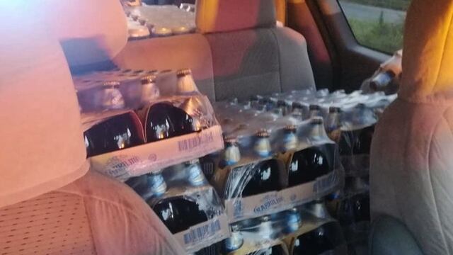 La policía los descubrió con 248 six de cerveza.