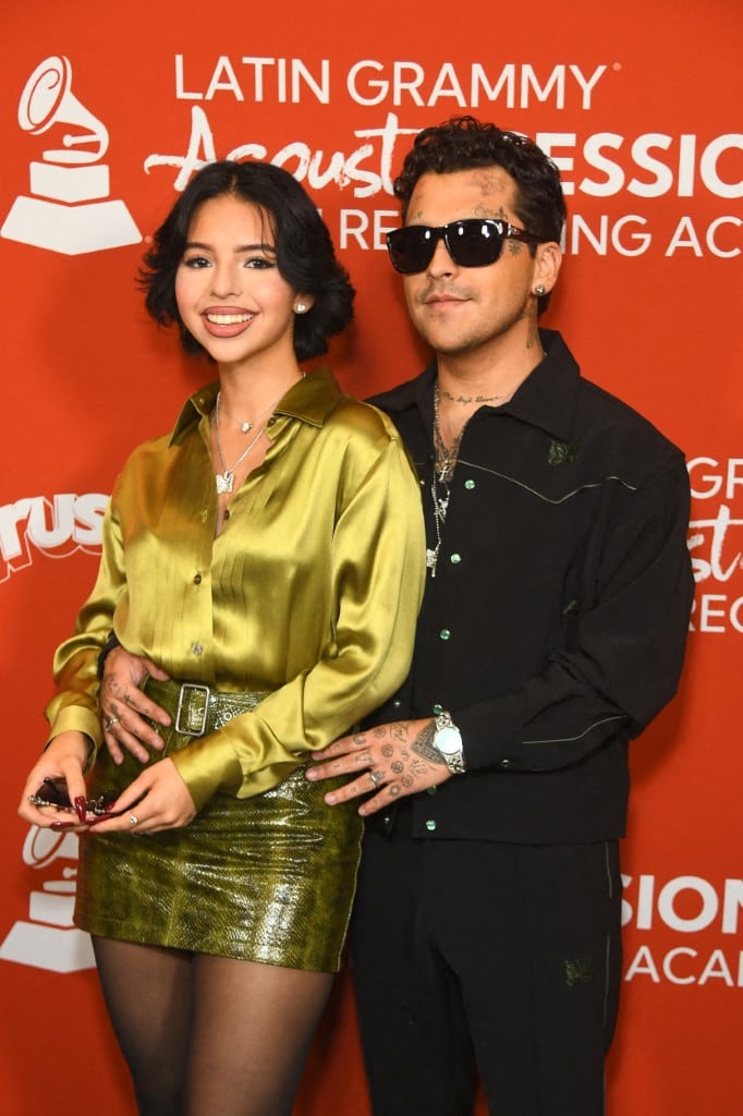 Ángela Aguilar y Christian Nodal en los Latin Grammy posando como esposos.