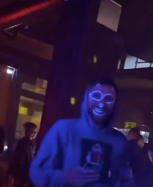 VIDEO: Lo pintan mientras estaba dormido y así se ve para TikTok