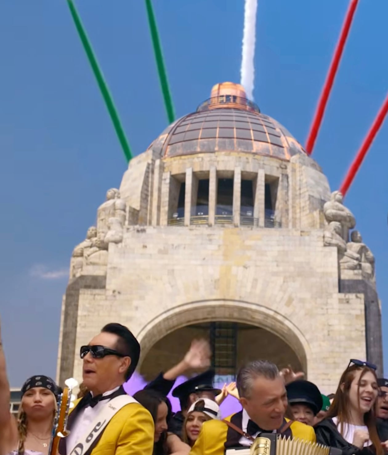 "Por ella" utiliza elementos mexicanos en su video oficial