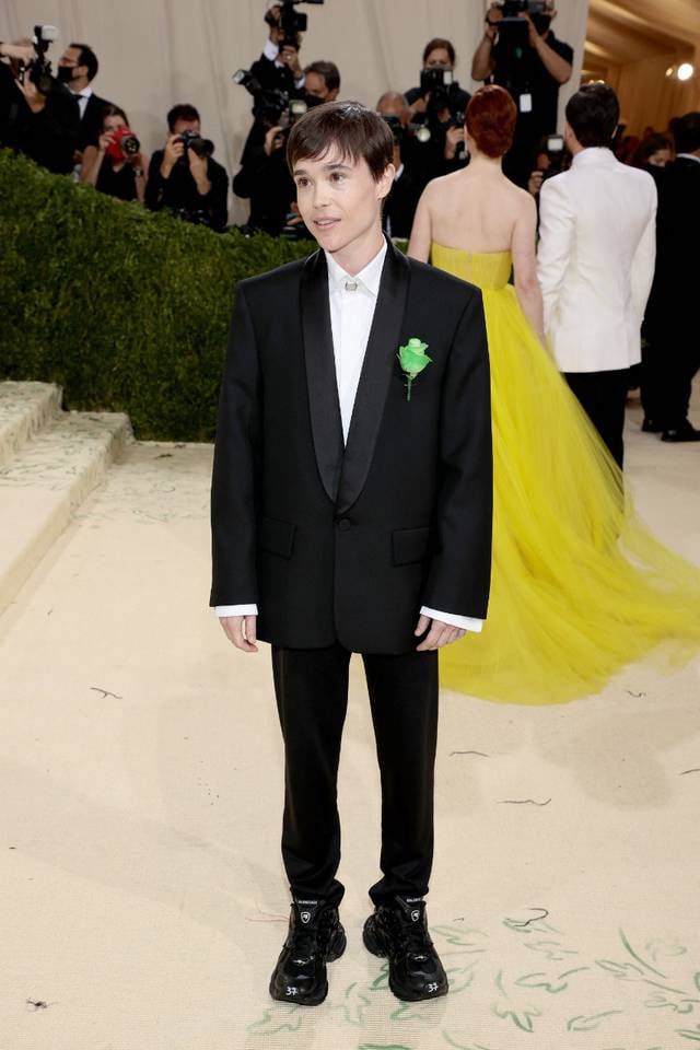 Elliot Page portó una flor verde en la Met Gala 2021