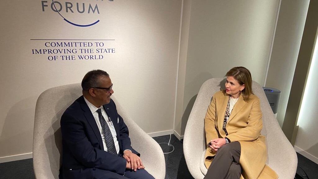 En Davos, las élites hipócritas se protegen del Covid