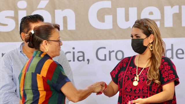 Evelyn Salgado entrega apoyos del programa "Pensión Guerrero" a la zona norte en Iguala