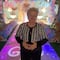 Mujer de 76 años y su novio de 19 se hacen virales por celebrar gender reveal