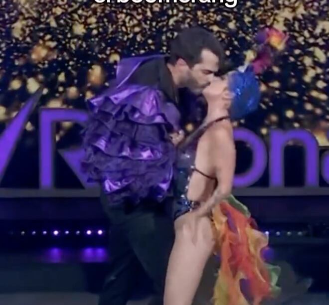 El beso de Caeli y Nacho Casano