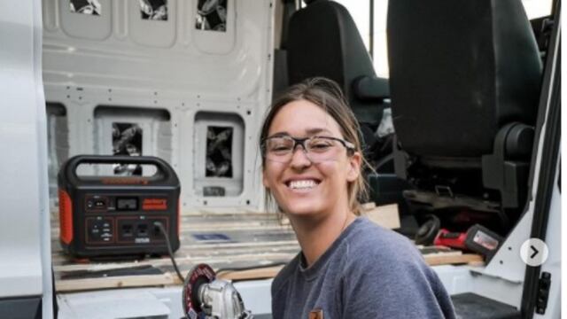 La influencer Lee Macmillan, comenzaba a construir su propia van para viajar por el mundo.
