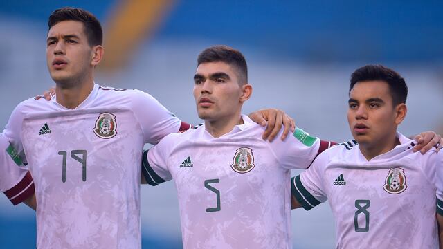César Montes, Johan Vásquez y Carlos Rodríguez.