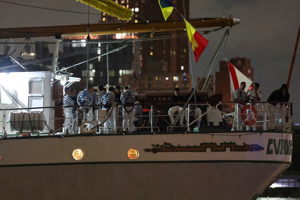 Buque Cuauhtémoc sufre accidente en el Puente de Brooklyn de Nueva York
