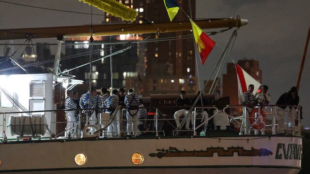Buque Cuauhtémoc sufre accidente en el Puente de Brooklyn de Nueva York