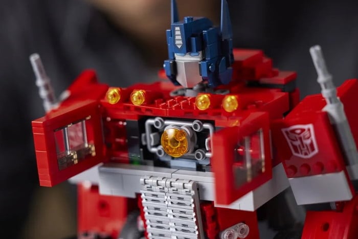 Figura LEGO Optimus Prime que se transforma