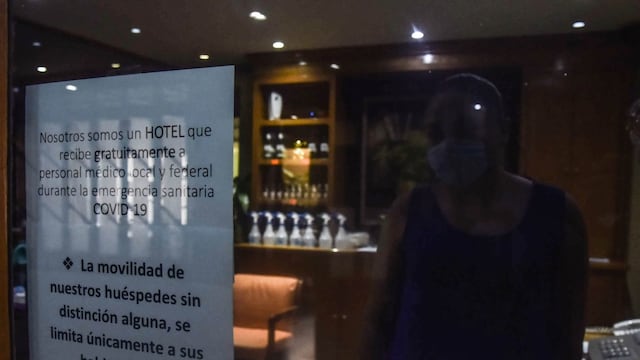 Anuncio afuera de hotel