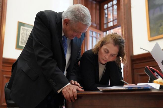 “El 24 de octubre va Beatriz a representarme a Chile para conmemorar los 100 años de la comprometida maestra Gabriela Mistral, cuando trabajó con el secretario de Educación Pública, José Vasconcelos. Estamos revisando unos testimonios que llevará sobre esta extraordinaria mujer, Premio Nobel de Literatura en 1945”: AMLO.