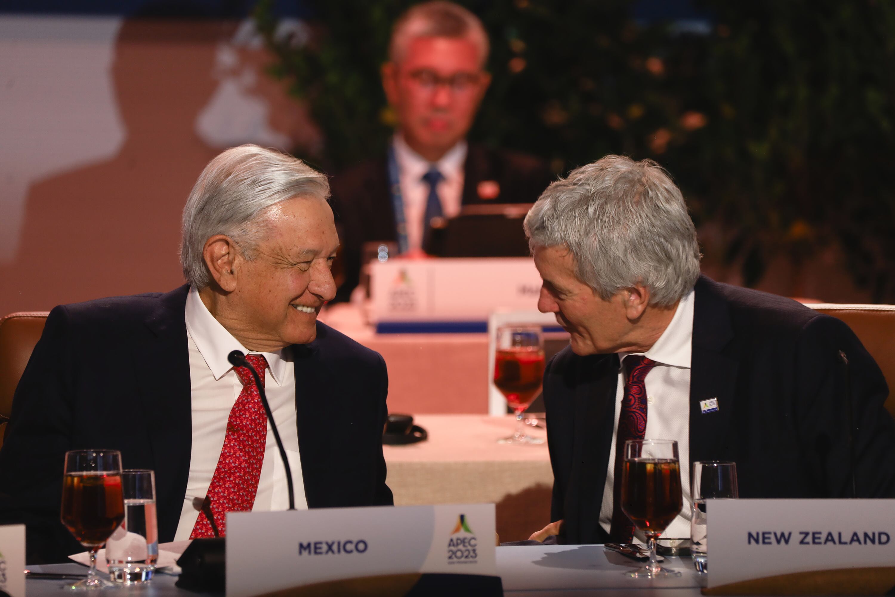AMLO y el representante de Nueva Zelanda en APEC